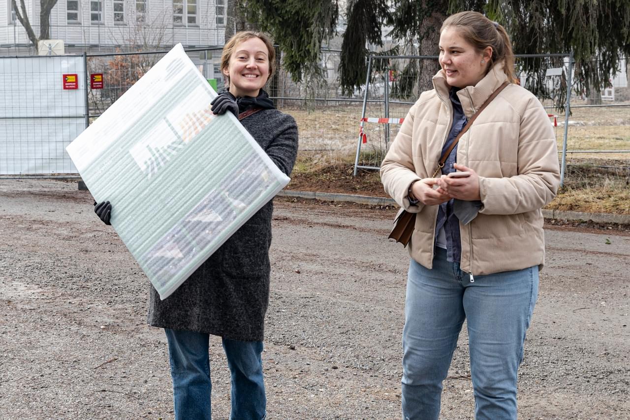 team communication with presentation posters