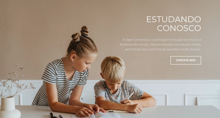 Crianças estudando em casa Modelo de uma página