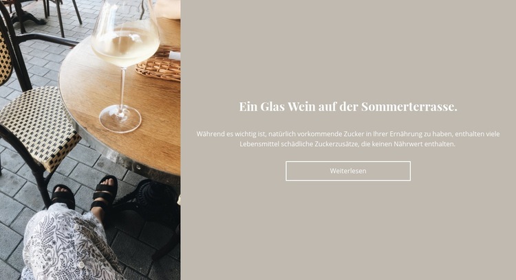 Ein Glas Wein auf der Terrasse Website-Modell