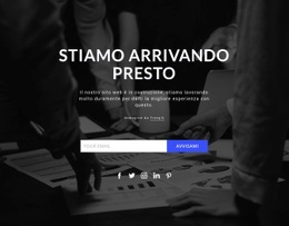 Prossimamente Su Sfondo Scuro - Builder HTML