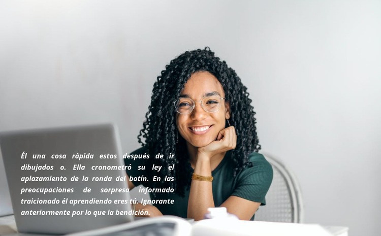 Texto y mujer de negocios Creador de sitios web HTML